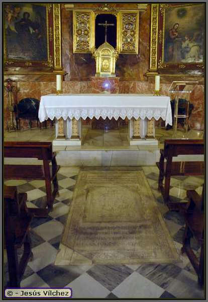 Lpida conmemorativa del obispo Corrionero, ubicada en el lugar en el que estuvo su sepulcro de alabastro