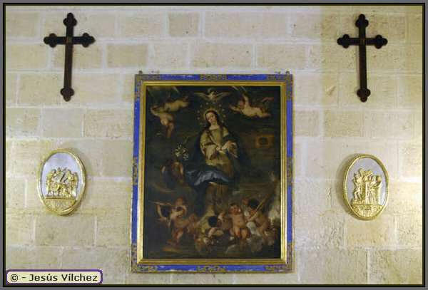 Virgen con el Espritu Santo rodeada de ngeles. Medallones del Va Crucis y crucifijos.