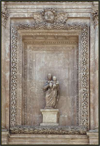 Hornacina de la Virgen en el segundo cuerpo de la fachada principal.