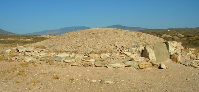 Tholos con tmulo de tierra rodeado por dos crculos de piedras.
