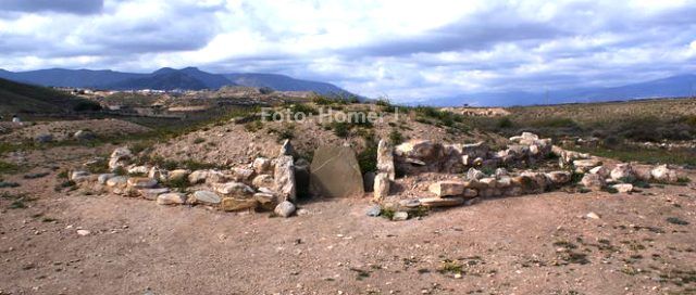 Tholos con tmulo de tierra y crculos de piedra. La entrada est sellada  por una laja de piedra.Foto: Homer J