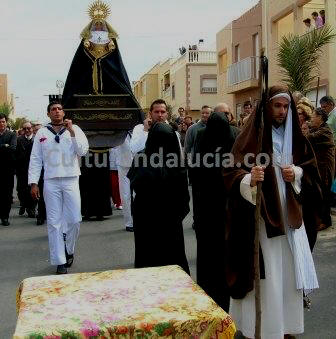 La Virgen sale de la iglesia con manto negro de duelo, a hombros de los marineros.
