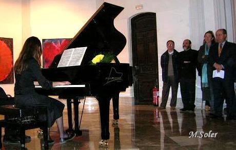 Pedro Garciarias y el alcalde de Granada escuchan interpretaciones al piano, creadas especialmente para la exposición