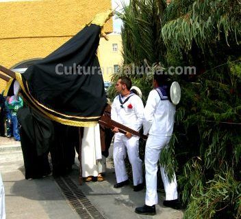 Los marineros asoman a la Virgen  desde el exterior, ya que los judios le impiden la entrada al Huertecico.Foto:M.Soler