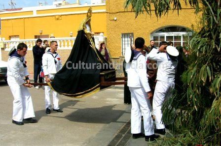 Los marineros levantan la imgen de la Virgen para que pueda buscar a Jess, ya que no puede entrar al Huertecico.Foto:Milagros Soler