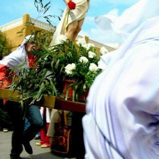 Tras el encuentro, los judos con Jess Resucitado emprenden otra carrera persiguiendo a la Virgen, a San Juan y a las Tres Maras.Foto:Milagros Soler