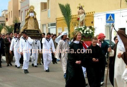 Terminada la carrera, la procesin regresa a la iglesia. Las Tres Maras ya se han quitado el velo.