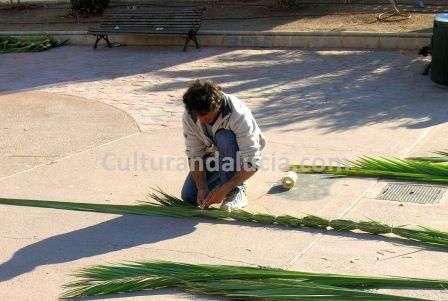 Un vecino del Cabo de Gata prepara las ramas de palmera atndolas por sus extremos.Foto:M.Soler