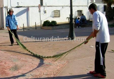 Atadas las dos ramas de palmera, se llevan a la estructura para formar los arcos.Foto:M.Soler