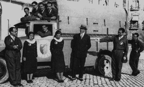 Federico García Lorca y con la Compañía de Teatro "La Barraca" que él dirigía.