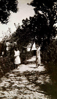 Isabel y Concha, hermanas de Federico, frente a la Huerta de San Vicente