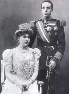 El rey Alfonso XIII y la reina  Victoria Eugenia de Battemberg. La imagen de la familia real recordaba a la del derrocado zar Nicolas II en Rusia.