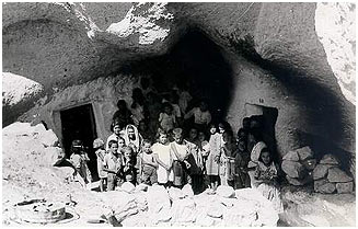 Niños en las Cuevas del Cementerio (Almería). Muchos almerienses acudían a refugiarse en ellas durante los bombardeos.