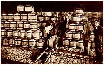 Barricas de uva almacenadas en el puerto de Almería para ser embarcadas.Año 1955