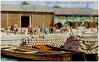 Postal del puerto de Almería, cargando las barricas de uva para la exportación (1927)