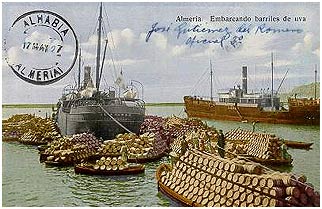 Postal del puerto de Almería, cargando las barricas de uva para la exportación (1927)