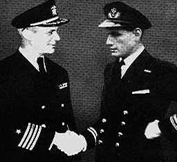 Capitán Jerauld Wright (U.S.N.) con el teniente “Bill' Jewell (R.N.). Wright llegará  a ser  Comandante Supremo de la OTAN