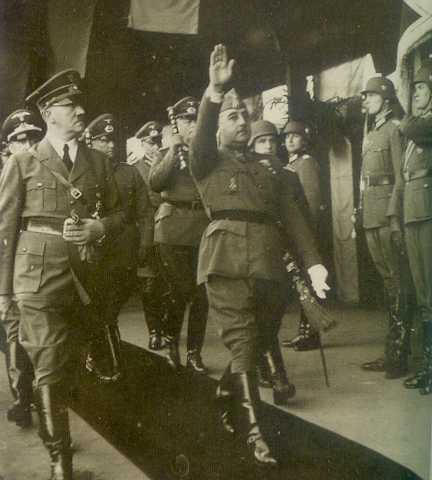Franco y Hitler pasan revista a las tropas. El apoyo del dictador alemn fue decisivo en la derrota de la izquierda republicana.