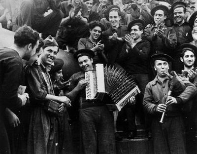 Gerda Taro, fotografa alemana retratada en el "Jaime I" atracado en Almería. Foto atribuída a Robert Capa