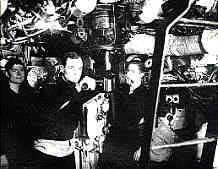 Teniente Jewell junto al periscopio del  submarino "Seraph"