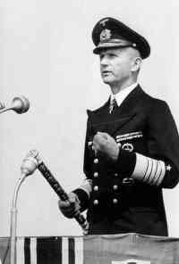 Karl Döenitz, Gran Almirante de la Marina alemana, designado por Hitler como su sucesor.