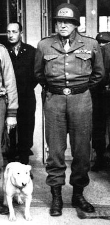 General George Smith Patton y su perro. 