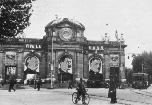 Puerta de Alcalá con el rótulo "VIVA LA URSS". El miedo de algunos republicanos por convertir a españa en un país  "satelite" de la URSS no estaban infundados