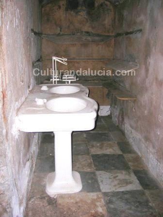 Botiquín en el área del Hospital. Lavamanos y estanterías.