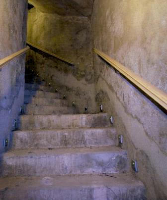 Escaleras de acceso al interior del refugio. Foto: Jesús Granada