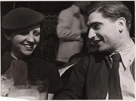 Gerda Taro y Robert Capa en una terraza, durante su estancia en España