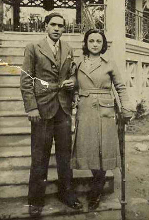 Federico Borrell, "Taino" y su novia Marina, en la glorieta de Alcoy