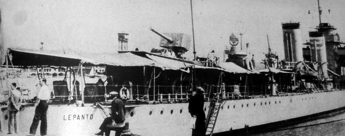 Acorazado "Lepanto" de la Armada republicana en el puerto de Almería. Fue desisiva su intervención en la derrota golpìsta de los militares fascistas en la Provincia.