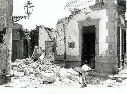 Niño de Almería ante las ruinas de un bombardeo