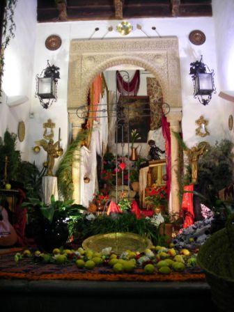 Altar para una Cruz de Mayo en el interior del Palacio de Abrantes (Granada)