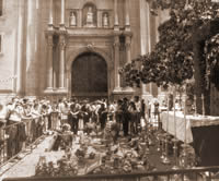 Altar de una cruz en al puerta de la Catedral de Granada