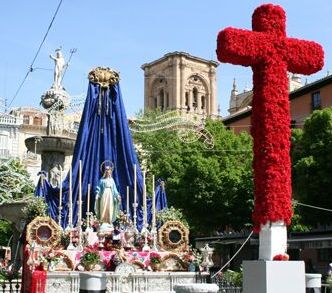 Cruz de la Plaza de Birramble o de los Gigantones con la Virgen de los Milagros (Granada, 2008)