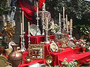 Detalle del altar en la Cruz de la Plaza de la Catedral de Granada.