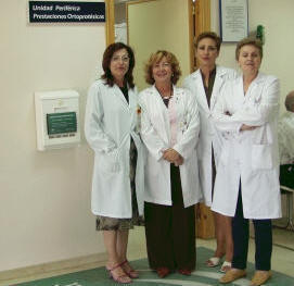 Equipo Prestaciones Ortoprotésicas del H.U.V.N. La doctora Ricoy (segunda, empezando por la derecha) antes de ser desvincualda de su cargo en el Centro de Traumatología.