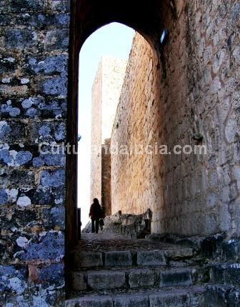 Inicio del recorrido hacia la Cruz Blanca, desde la puerta principal del Castillo. Arco de Santa Catalina.