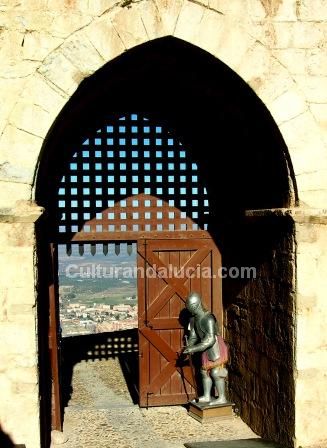 Entrada al Castillo de Santa Catalina. Armadura medieval que reproduce locucin de Bienvenida del Condestable Iranzol