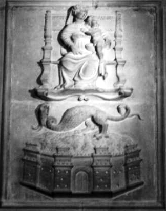 Escudo en la Catedral de Jaén con la Virgen María y un dragón-lagarto a sus pies.