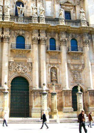 Puerta del Perdón y Puerta del Claro desde la Plaza de Santa María.Balcóndel Santo Rostro. Foto:C.Soler
