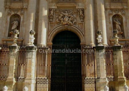 Puerta del Perdón con relieve de la asunción de la Virgen, con San Pedro (derecha) y San Pablo (izquierda)