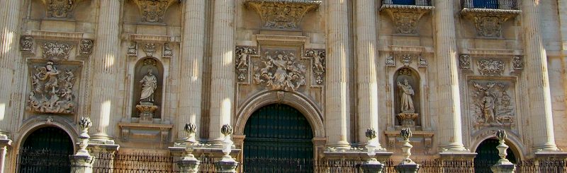 De izquierda a derecha:Puerta de los Fieles, del Perdón y del Clero presididas por San Miguel, la Virgen María y Santa Catalina respectivamente.