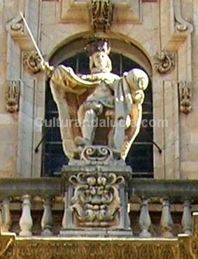 Escultura de San Fernando III el Santo en el retablo de la fachada de la Catedral de Jaén