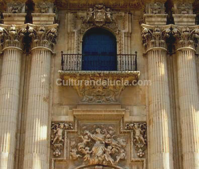 Ventana del Santo Rostro y relieve de la asunción de María sobre la Puerta del Perdón.