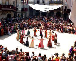Danza medieval en corro, posible precedente de los melenchones