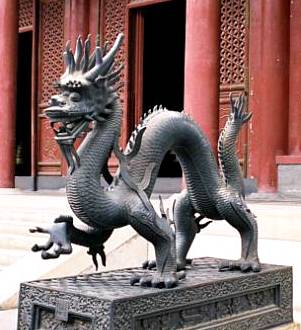 Dragón chino a la entrada de un templo