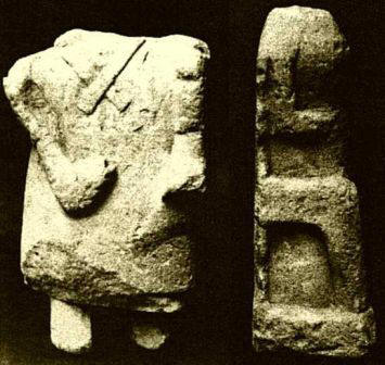 Ídolo de La Bobadilla en el Museo Arqueológico de Jaén con serpiente sobre el hombro y en la mano.