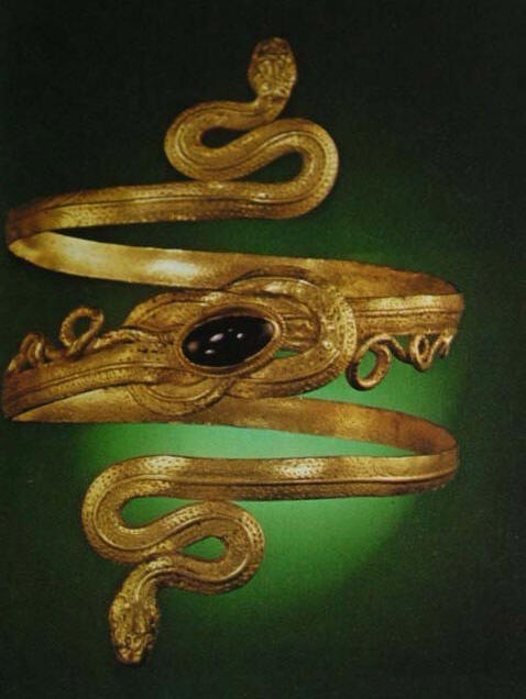 Brazalete mgico de poca helenstica, nudo hercleo y ojo mgico. Fuente: Artculo de Ana Maria Vazquez